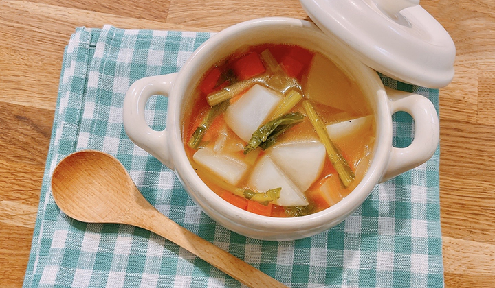 食感が◎かぶと冷蔵庫にある野菜を使って作るコンソメスープ
