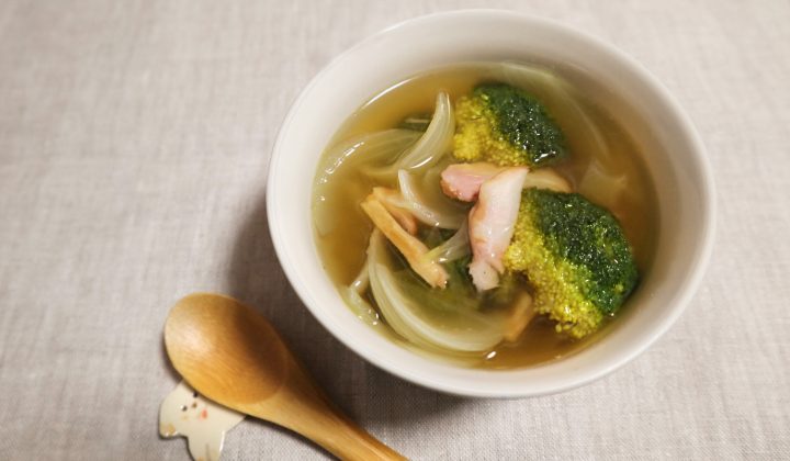 【簡単レシピ】ブロッコリーと玉ねぎのコンソメスープ