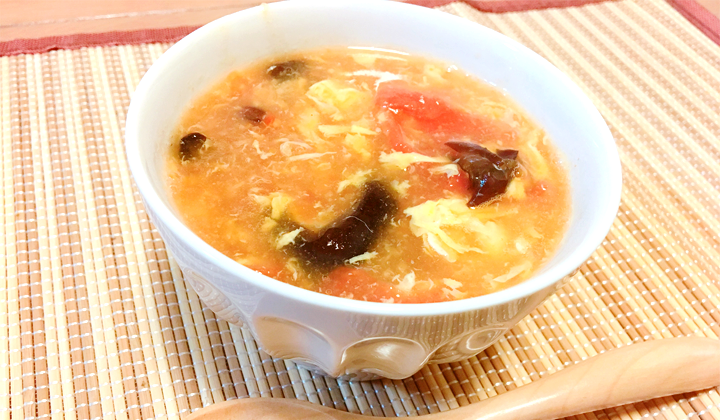 【簡単レシピ】食卓にプラス一品！きくらげとトマトの酸辣湯風スープ