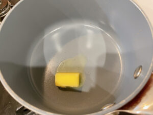 オニオンスープレシピ3_鍋でバターを溶かす