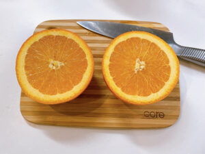 梅酒の生搾りオレンジ割り_オレンジを半分に切って絞る