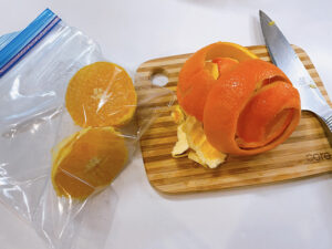 梅酒の生搾りオレンジ割り_レシピ2_皮をむいて絞る
