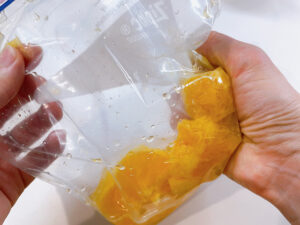 梅酒の生搾りオレンジ割り_レシピ3_皮をむいて絞る