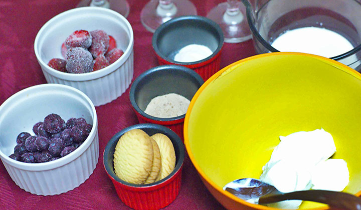 冷凍ベリーとヨーグルトクリームのグラスケーキ＿材料