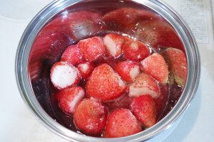 簡単レシピ 冷凍いちごで作る果肉ゴロゴロいちごジャム Nomina