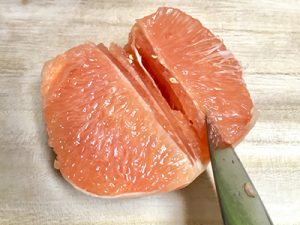 柑橘系の薄皮の剥き方9-実と薄皮の間に包丁の先を入れる