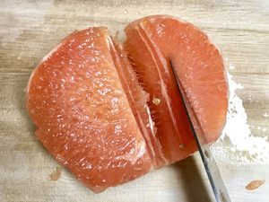 柑橘系の薄皮の剥き方10-実と薄皮の間に包丁を入れる