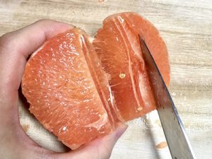 柑橘系の薄皮の剥き方11-包丁で実と薄皮を剥がす