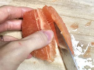 柑橘系の薄皮の剥き方12-包丁で実と薄皮を剥がす_2