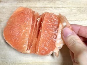柑橘系の薄皮の剥き方8-カットした面に薄皮がついていたら手で取り除く