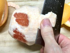 柑橘系の薄皮の剥き方3-中果皮の白い部分も取り除く