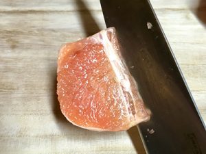 柑橘系の薄皮の剥き方6-中心部分にvの字に包丁を入れて切り取る