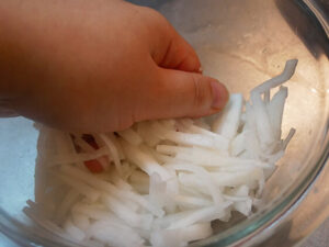 大根とツナの塩昆布和え_レシピ2_切った大根に塩を揉み水気を切る