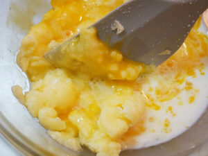 みかんのパウンドケーキ_レシピ2_砂糖とバター入れて混ぜ卵と牛乳を加えて混ぜる