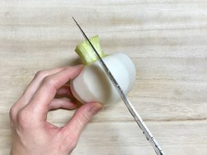 茎がある場合のかぶの切り方_くし切り2-2_横にしてから縦半分に切る方法