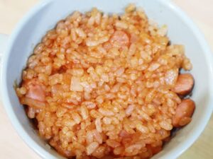 出来上がったケチャップライスを平らにして卵液を流し込む