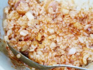ケチャップライスの材料を混ぜる