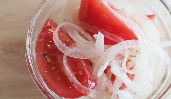 簡単レシピ 切って混ぜるだけ すぐに食べられる新玉ねぎとトマトのマリネ Nomina