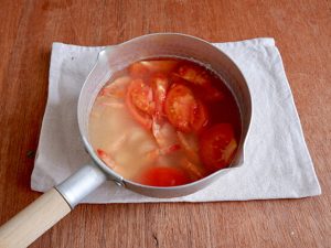 海老とトマトを煮込む