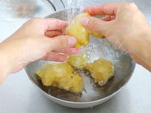 生姜の冷蔵保存方法1_生姜を洗う