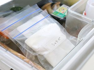 生姜の冷蔵保存方法3_ジップタイプの保存袋に入れて冷蔵保存する