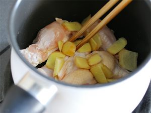 生姜を使ったレシピ3_手羽元と生姜を鍋に入れてごま油で炒める