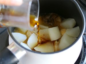 生姜を使ったレシピ4_大根と調味料を入れて煮る