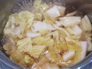 白菜と卵の生姜スープ_白菜を煮込む