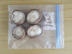椎茸の冷凍保存方法2_カサはそのまま保存袋に軸はラップに包んでから保存袋に入れて冷凍保存する