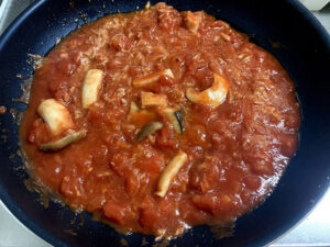ツナときのこのトマトパスタ2_炒めたエリンギにトマト缶とツナ缶を入れて炒める
