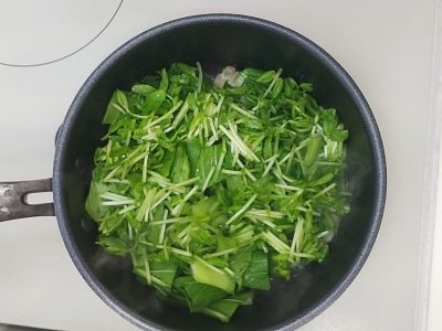 チンゲン菜、豆苗を鍋に入れる