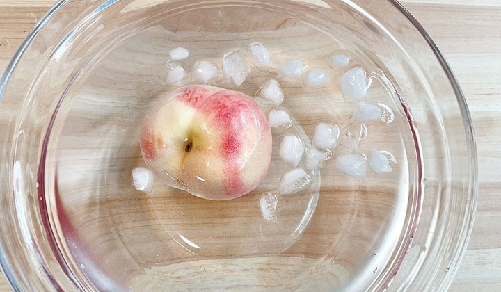 桃を切る前に氷水で冷やす