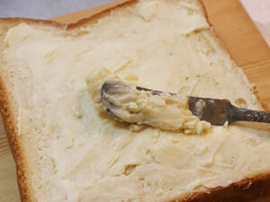 ももとマスカルポーネの蜂蜜トースト02 _マスカルポーネとはちみつを混ぜてパンに塗る