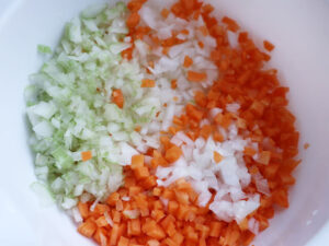 ミートソースの作り方1_野菜をみじん切りにする