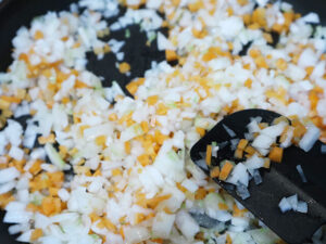 ミートソースの作り方2_プライパンでみじん切り野菜を炒める