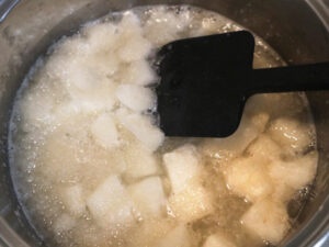 鍋に梨と砂糖を入れて弱火で煮詰める