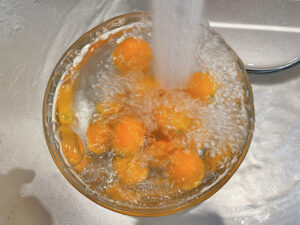 金柑と甘酒のスムージー_レシピ1_金柑を洗う