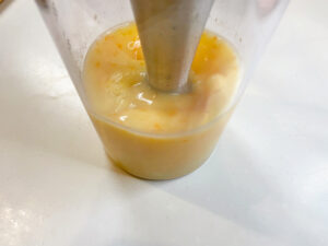 金柑と甘酒のスムージー_レシピ7_ミキサーに材料を入れて滑らかになるまで撹拌する