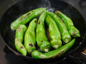 万願寺とうがらしに焼き目がつく