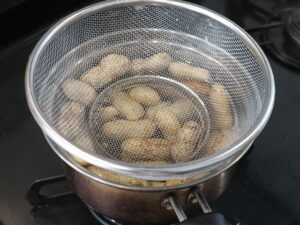 ザルで落とし蓋をする