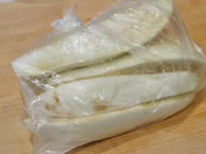 ポリ袋に白なす、ごま油を入れて揉み込む