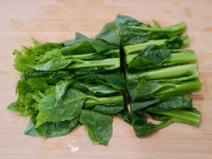 つるむらさきを2等分にカットする
