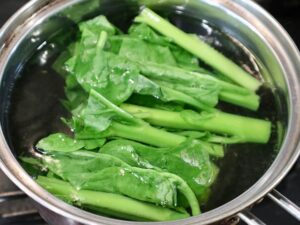 つるむらさきの茎を1分茹でる