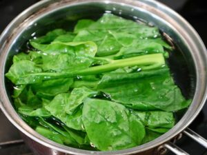 つるむらさきの葉を入れてさらに1分茹でる