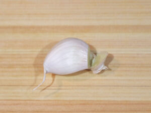 にんにくの根本を切る時皮を残して切る