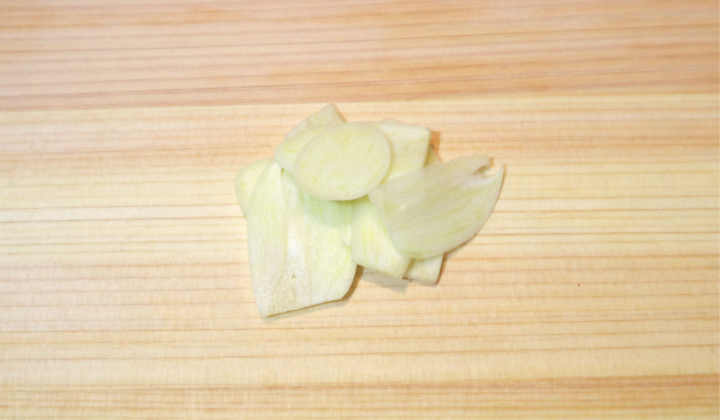 にんにくの薄切り