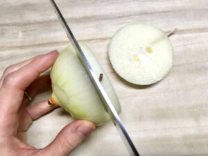 玉ねぎに爪楊枝を刺す