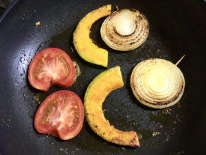 野菜を裏返したらトマトを加えて焼く