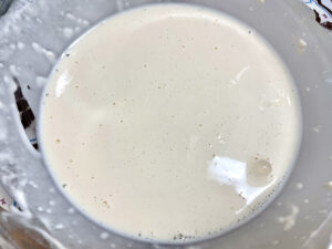 衣の調味料に炭酸水を入れてよく混ぜる