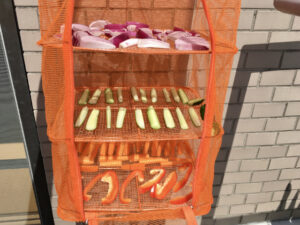ネットに野菜を広げて乾燥させる